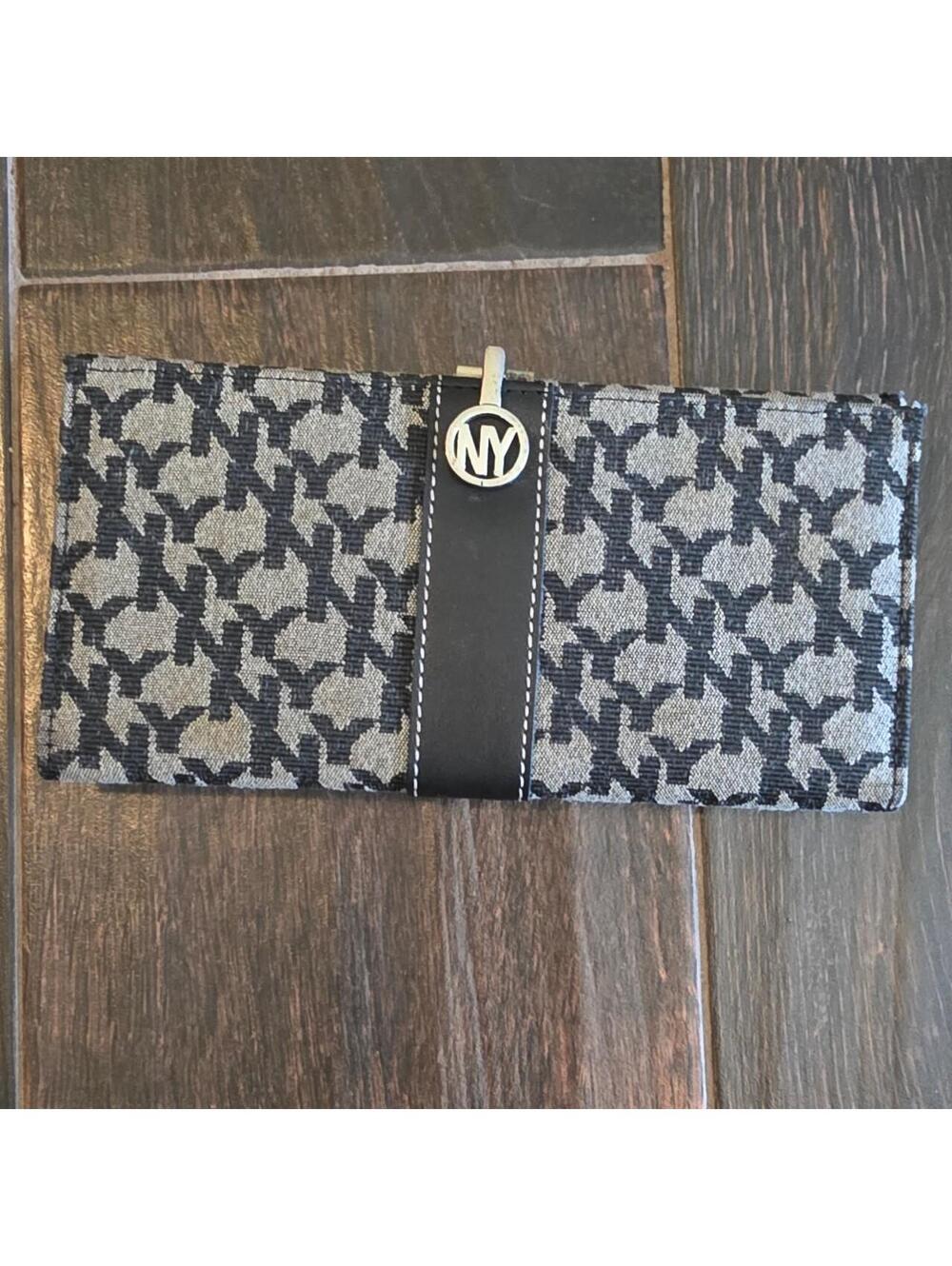 New York & Company Women's Black and White Wallet-purs